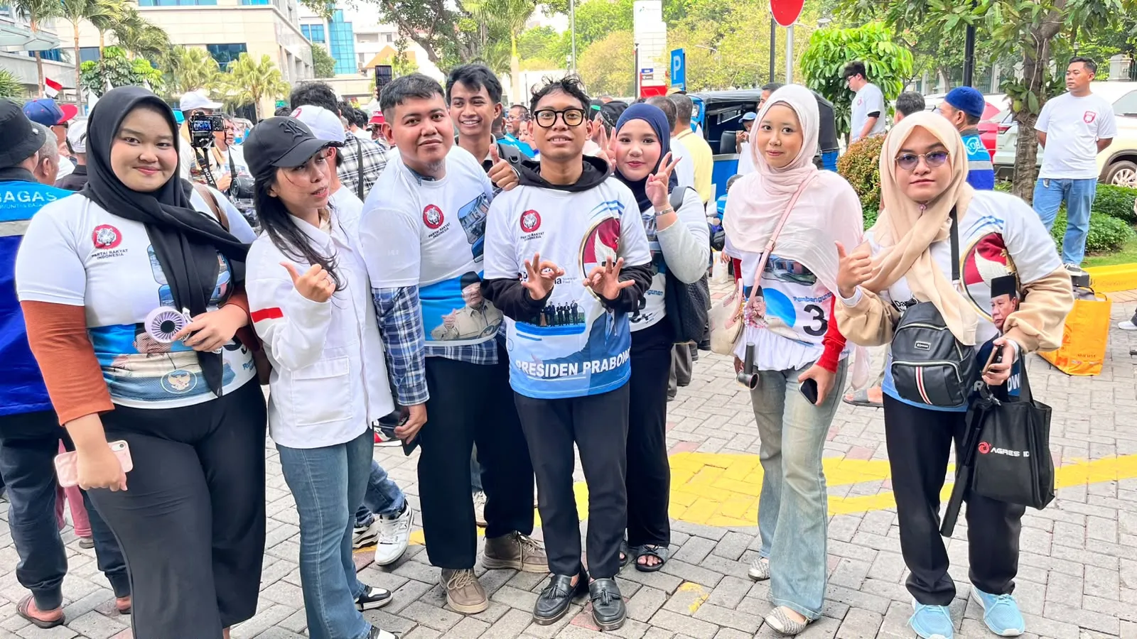 AMRI Bersama Partai Rakyat Indonesia Berbagi Gas Gratis untuk Sopir Bajaj KOBAGAS
